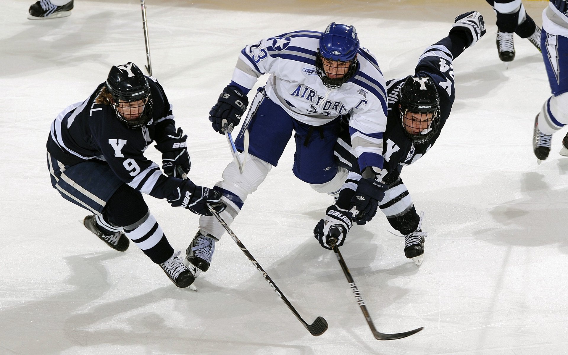 场边替补积极投入热身等待上场时刻展现专业态度与团队精神，替补随时入场