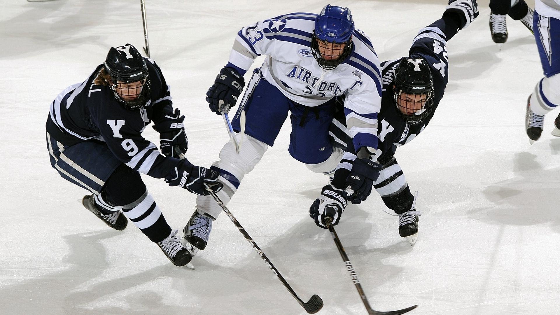 新西兰全黑队全员参与防守，形成强大防线，新西兰队长