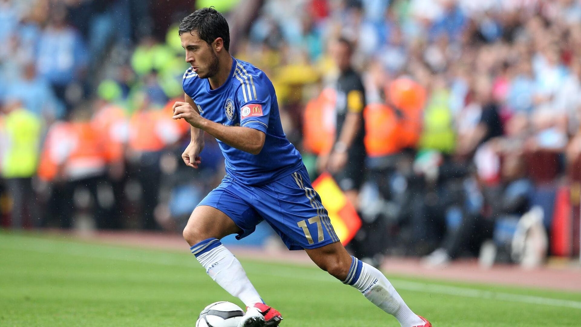 防守区域重叠协同力度大，队形控制突出，区域联防防守